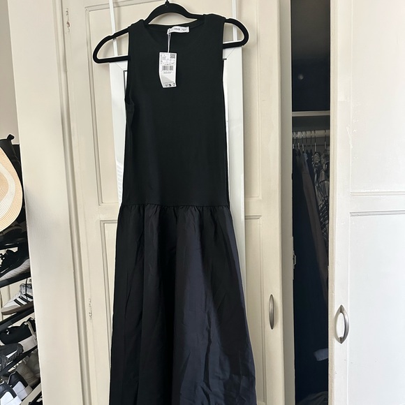 Elegant Black Maxi Dress - Picture 3 of 5